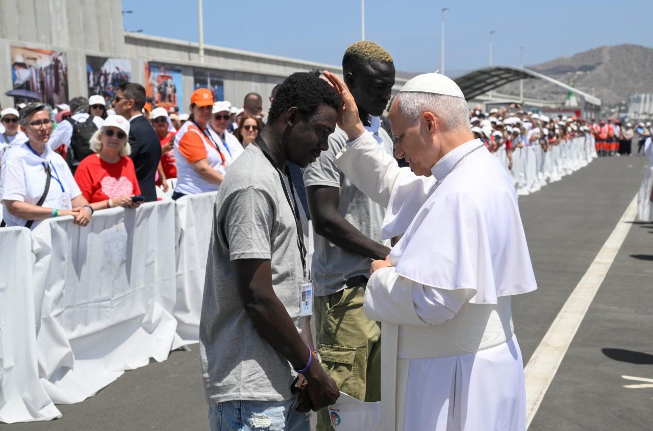 Il Papa ai migranti: mi inchino dinanzi a voi!